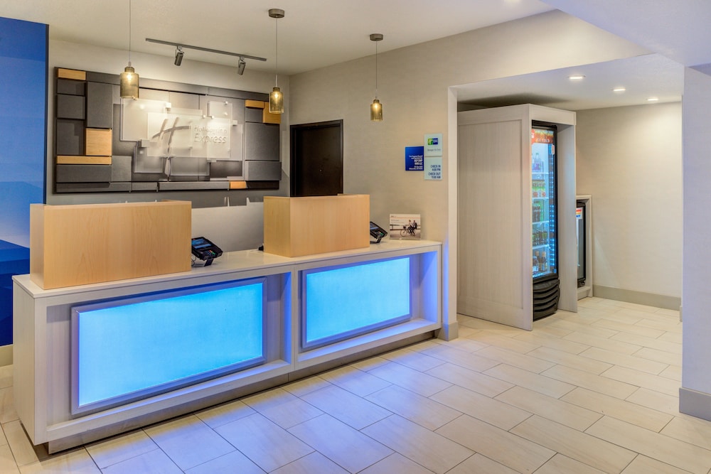 HOLIDAY INN EXPRESS NEWBERG - WINE COUNTRY 5/60