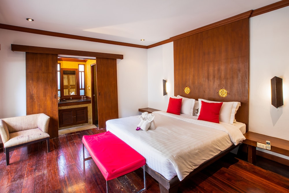 Pao Jin Poon Beach Front Villa 22/56