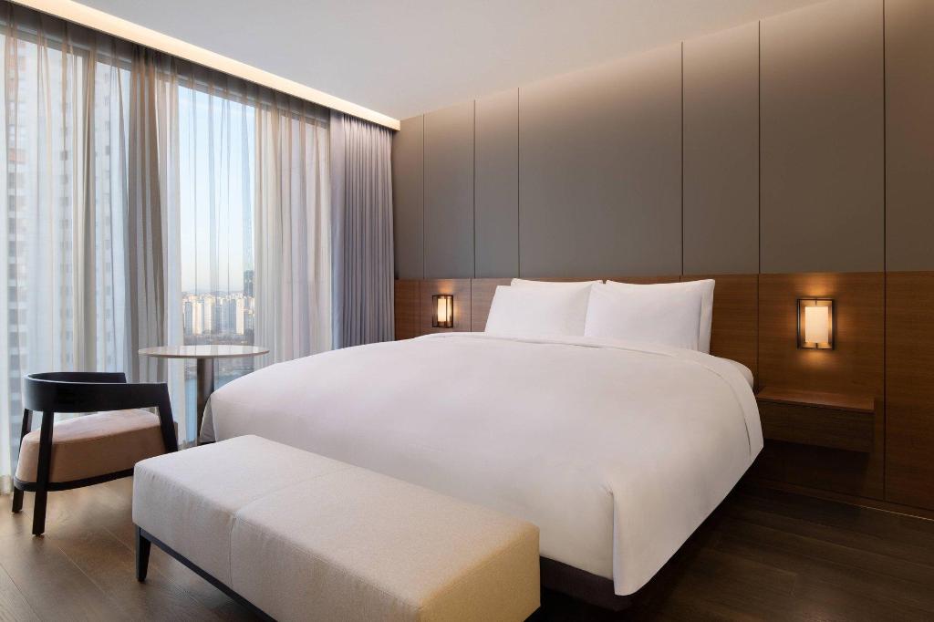 Presidential, Lake, Park, Suite, King Bed