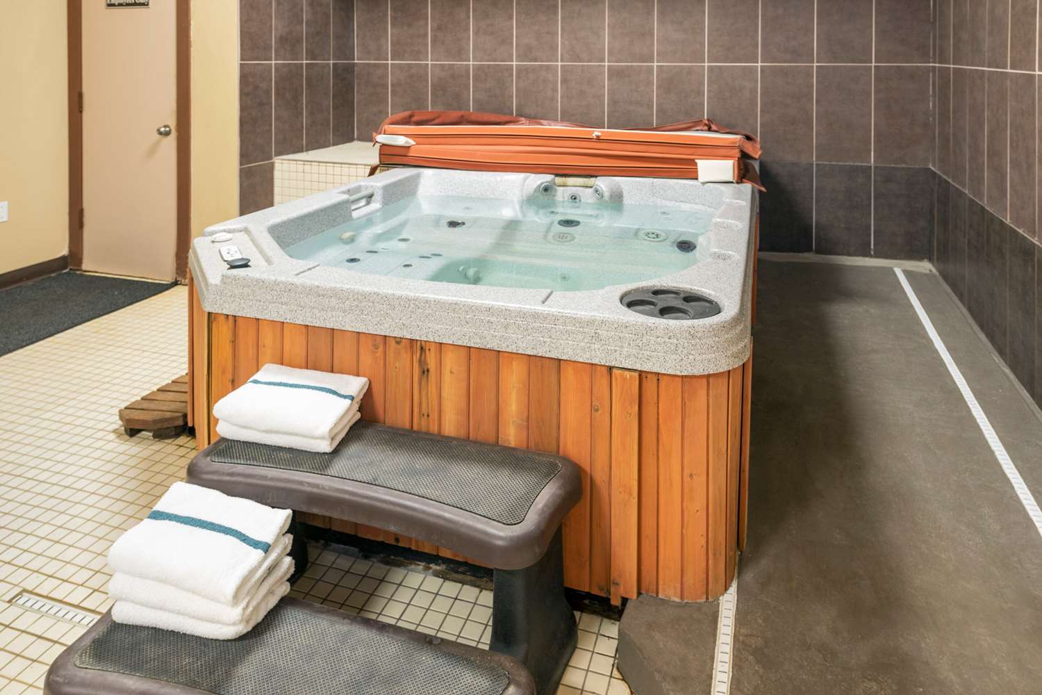 Econo Lodge Inn & Suites Medicine Hat Highway 1 8/14