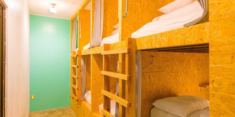 Seawall Hostel 24/37