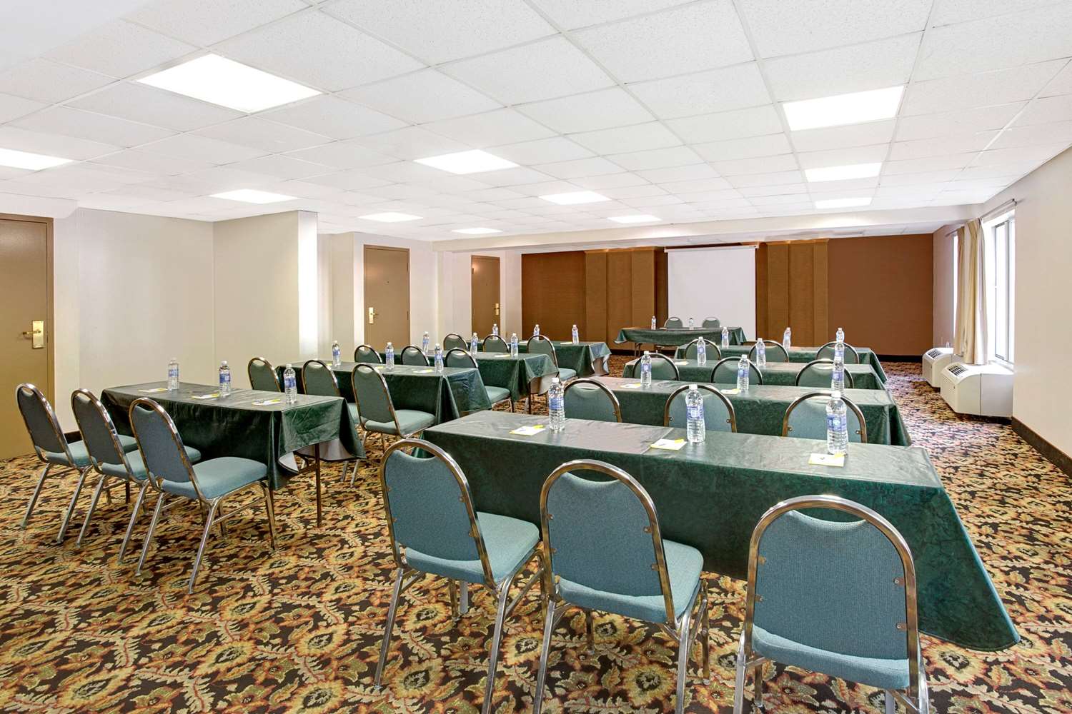 Days Inn by Wyndham Newport News City Center Oyster Point 14/22