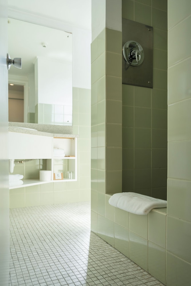 Bay Plaza Hotel 39/40