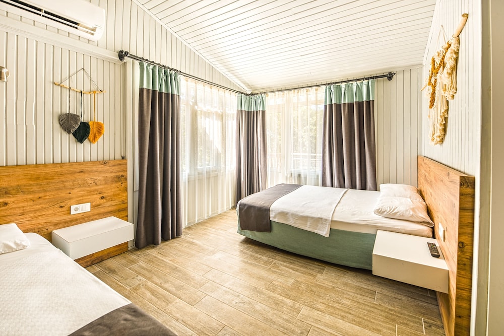 ROOM, TRIPLE