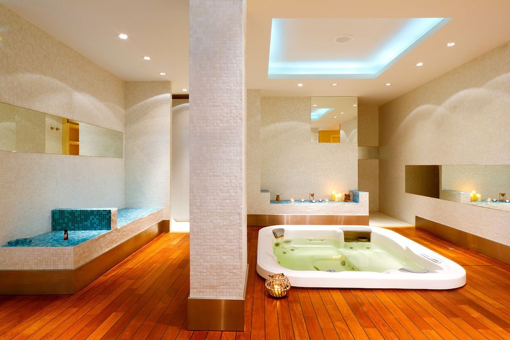 Far Out Hotel Spa 23/50