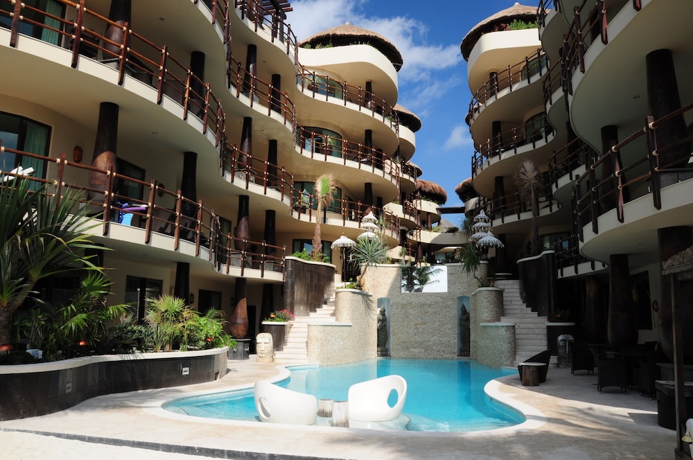 El Taj Oceanfront & Beachside Condo Hotel 67/74