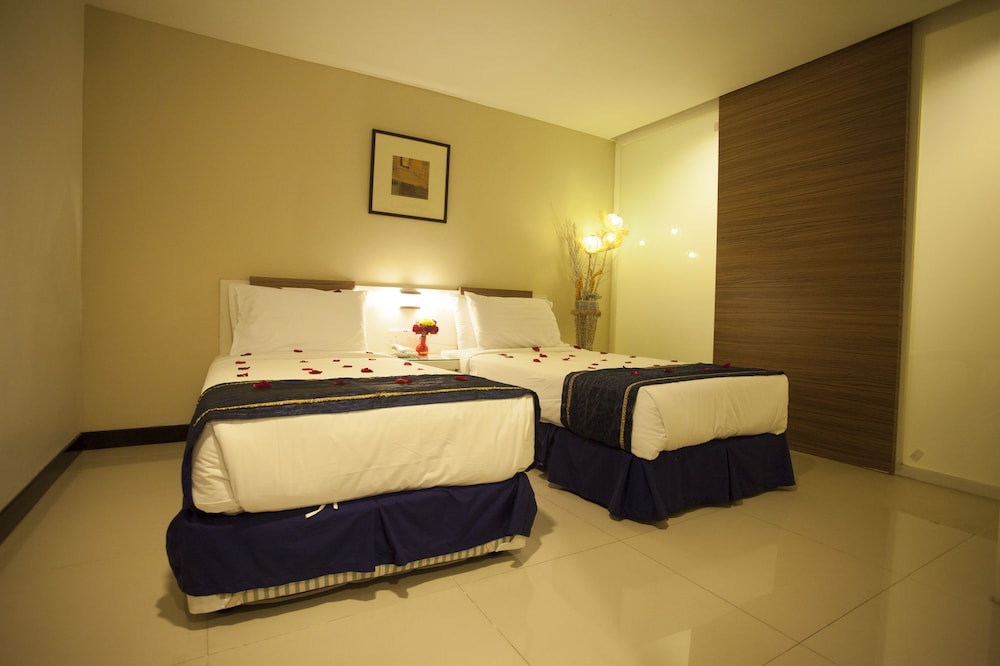 Connecting, Family Suite, 4 Beds, No Window