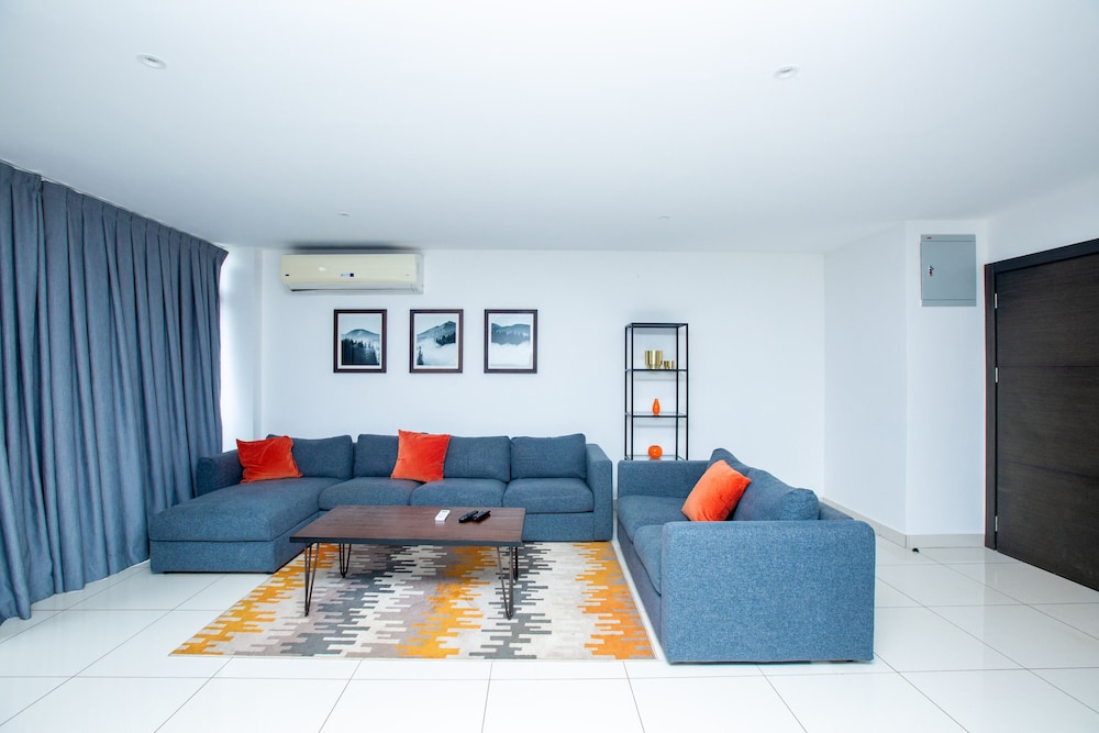 Embassy Gardens Premier Suites 38/50