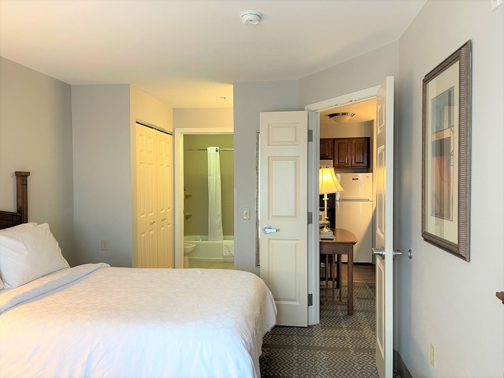 Staybridge Suites Milwaukee West-Oconomowoc 17/73