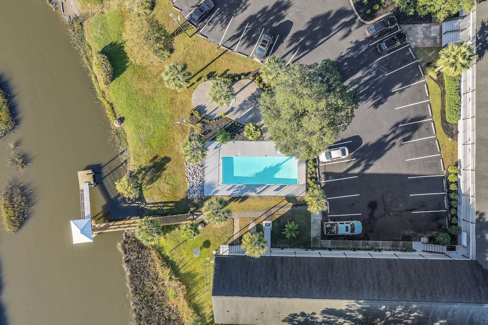 Charleston Creekside Inn 28/30