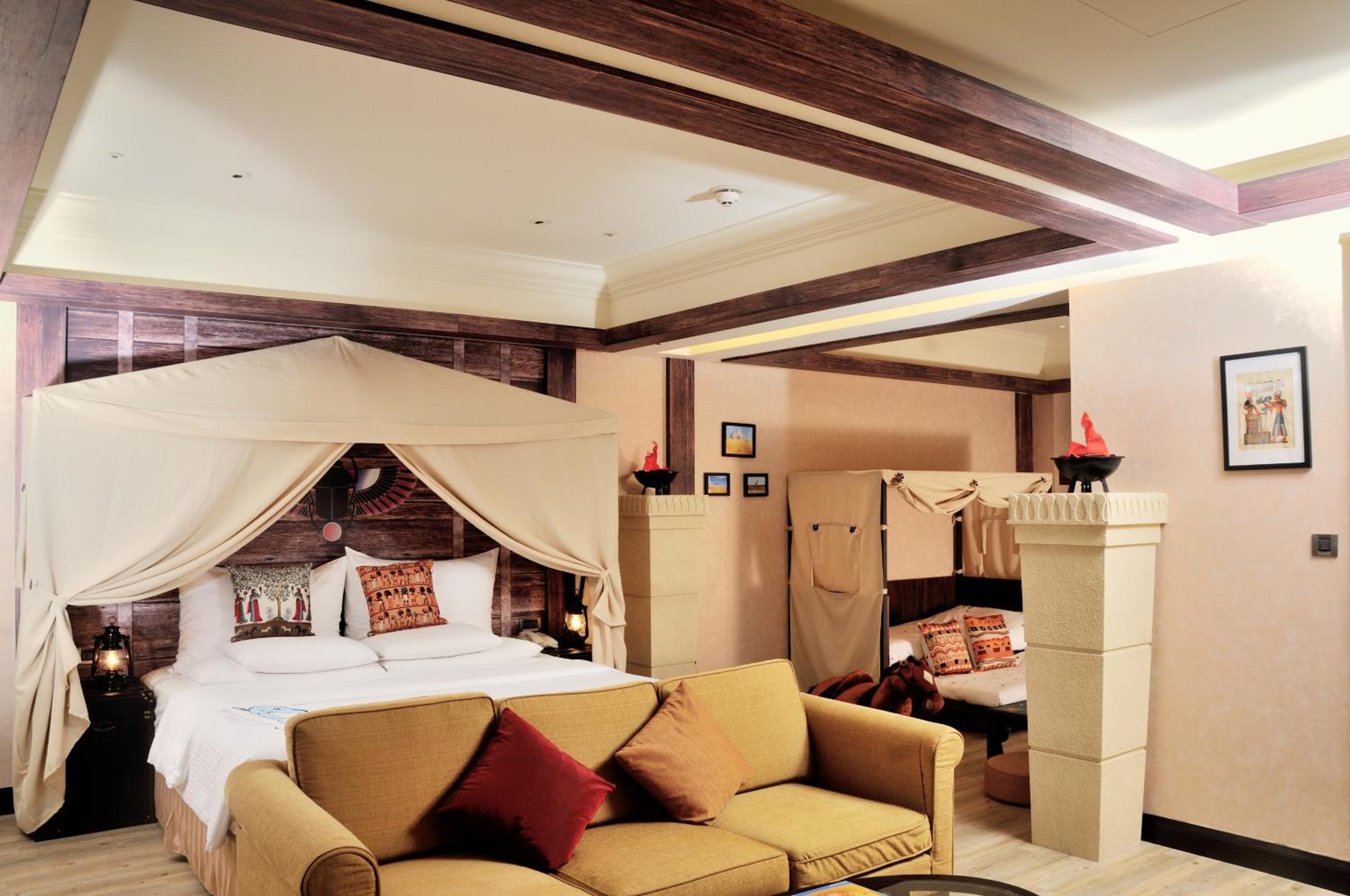 Theme, Room Assigned on Arrival, Queen and Twin Beds