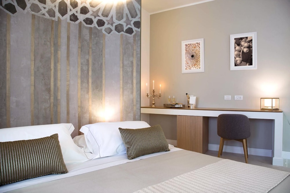 DELUXE, SUITE, JETTED TUB