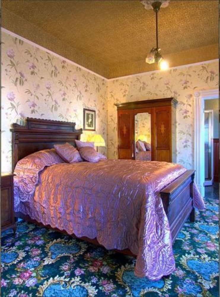 Gingerbread Mansion Inn 18/73