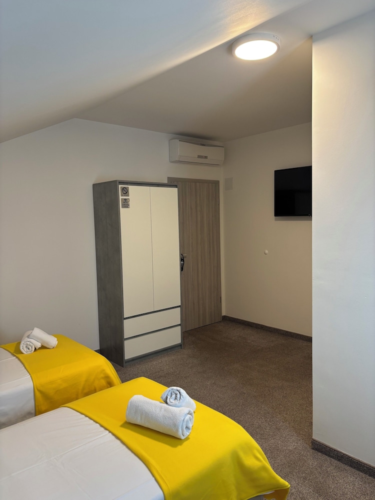 London Rooms Zagreb Airport 11/48
