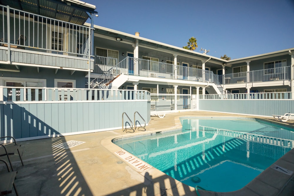 Salt Air Lodge 36/50