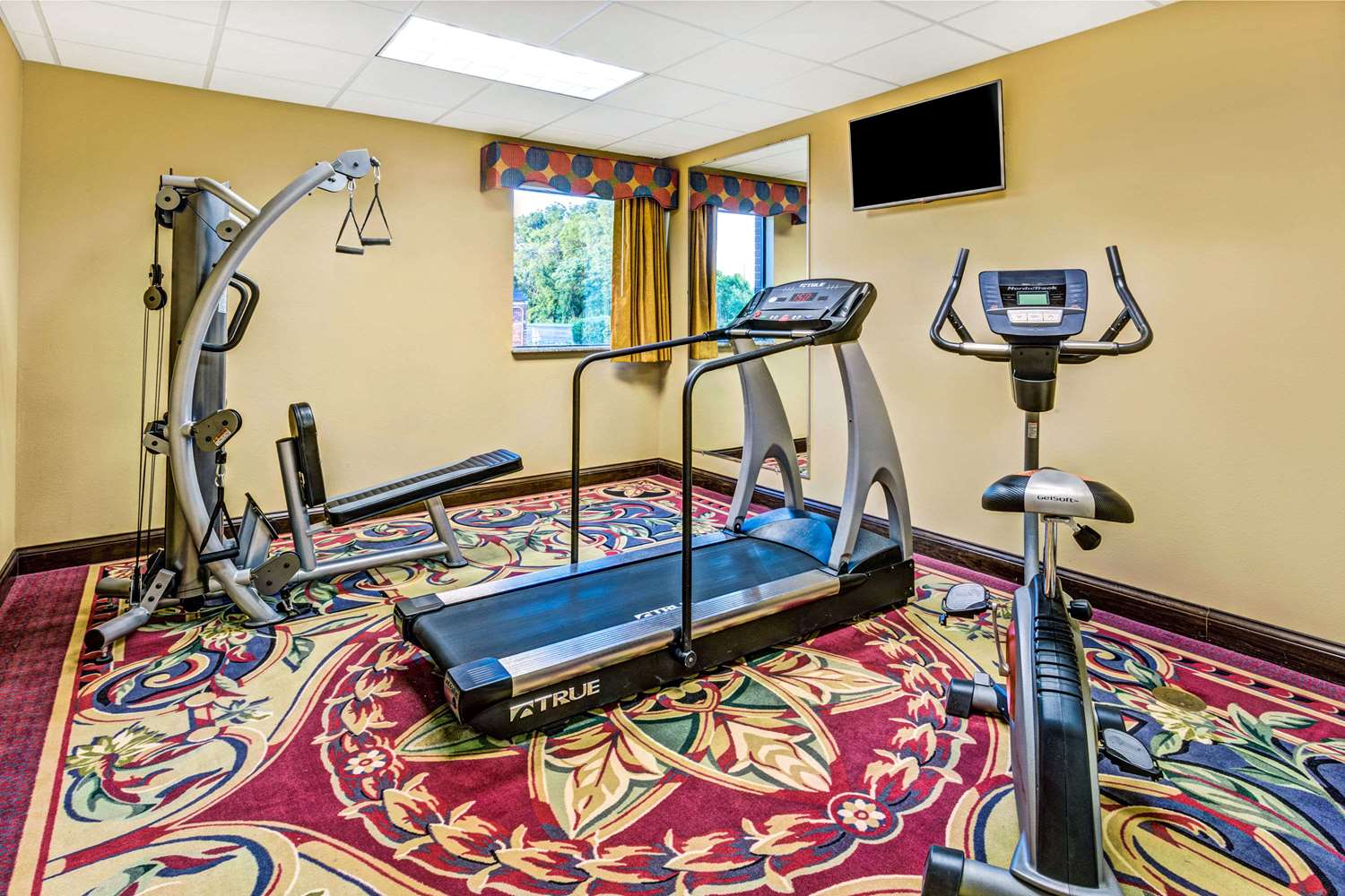 Days Inn & Suites by Wyndham Jeffersonville IN 3/9