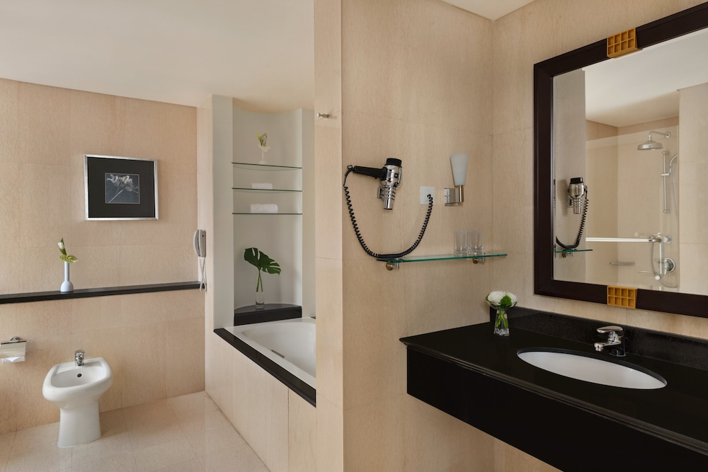 Shangri-La Residences and Apartments 44/45