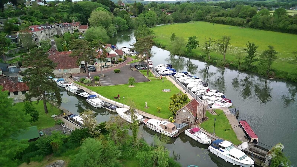 The Riverside Inn 44/49