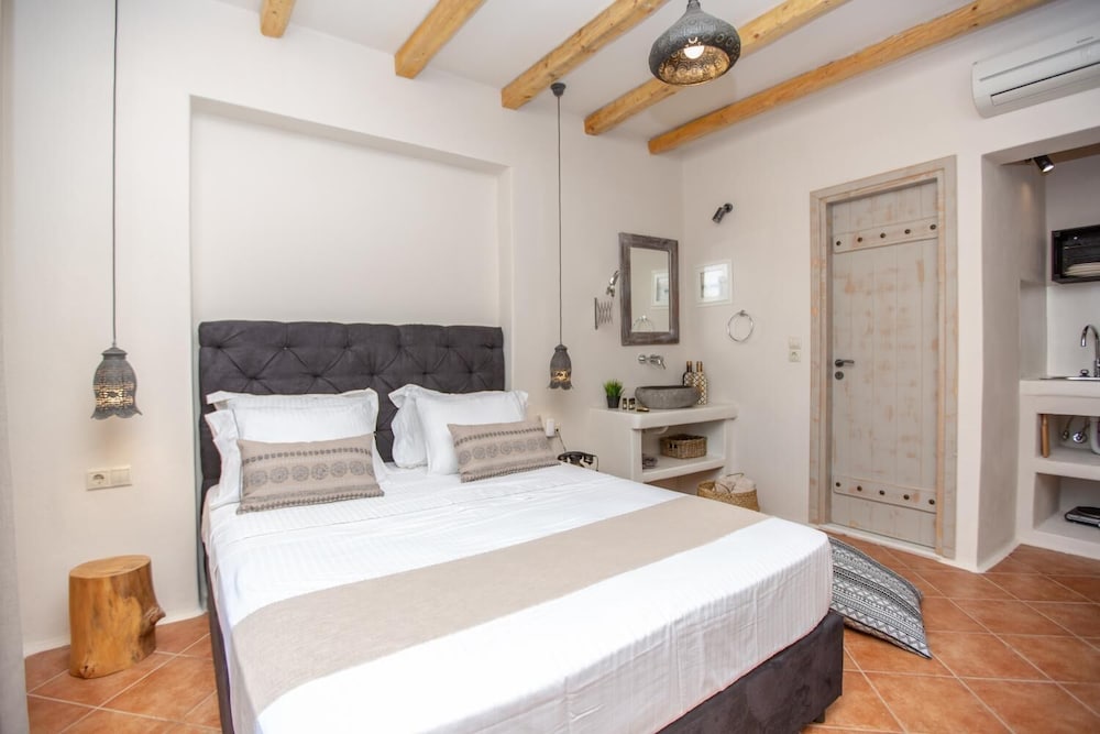 Deluxe, Queen Bed, Pool View