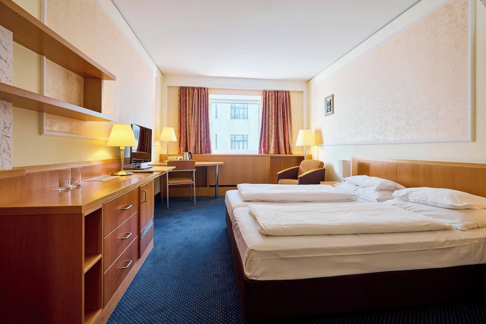 ROOM, DOUBLE BED