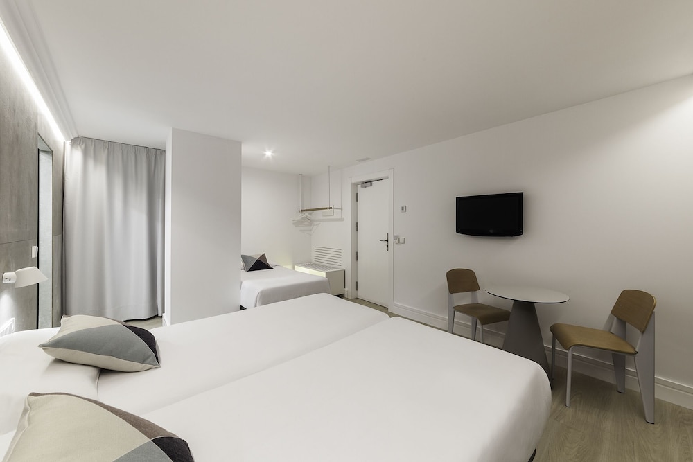 ROOM, TRIPLE