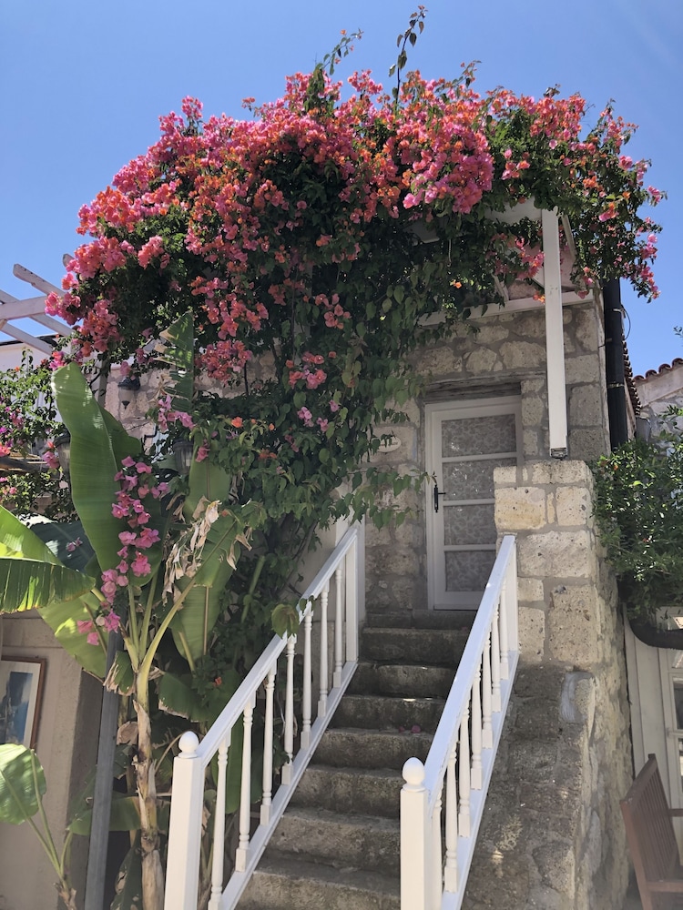 ERENDIRA HOTEL 68/75