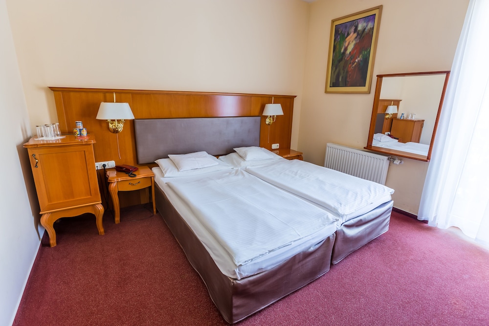Pannonia Hotel 10/50
