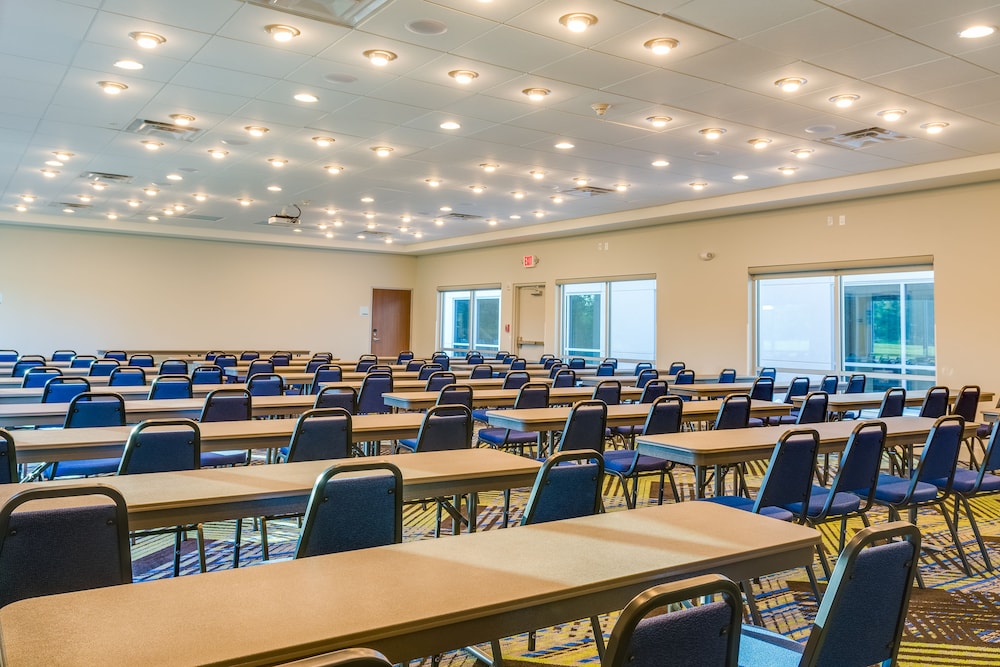 Holiday Inn Express Suites Russellville 50/59