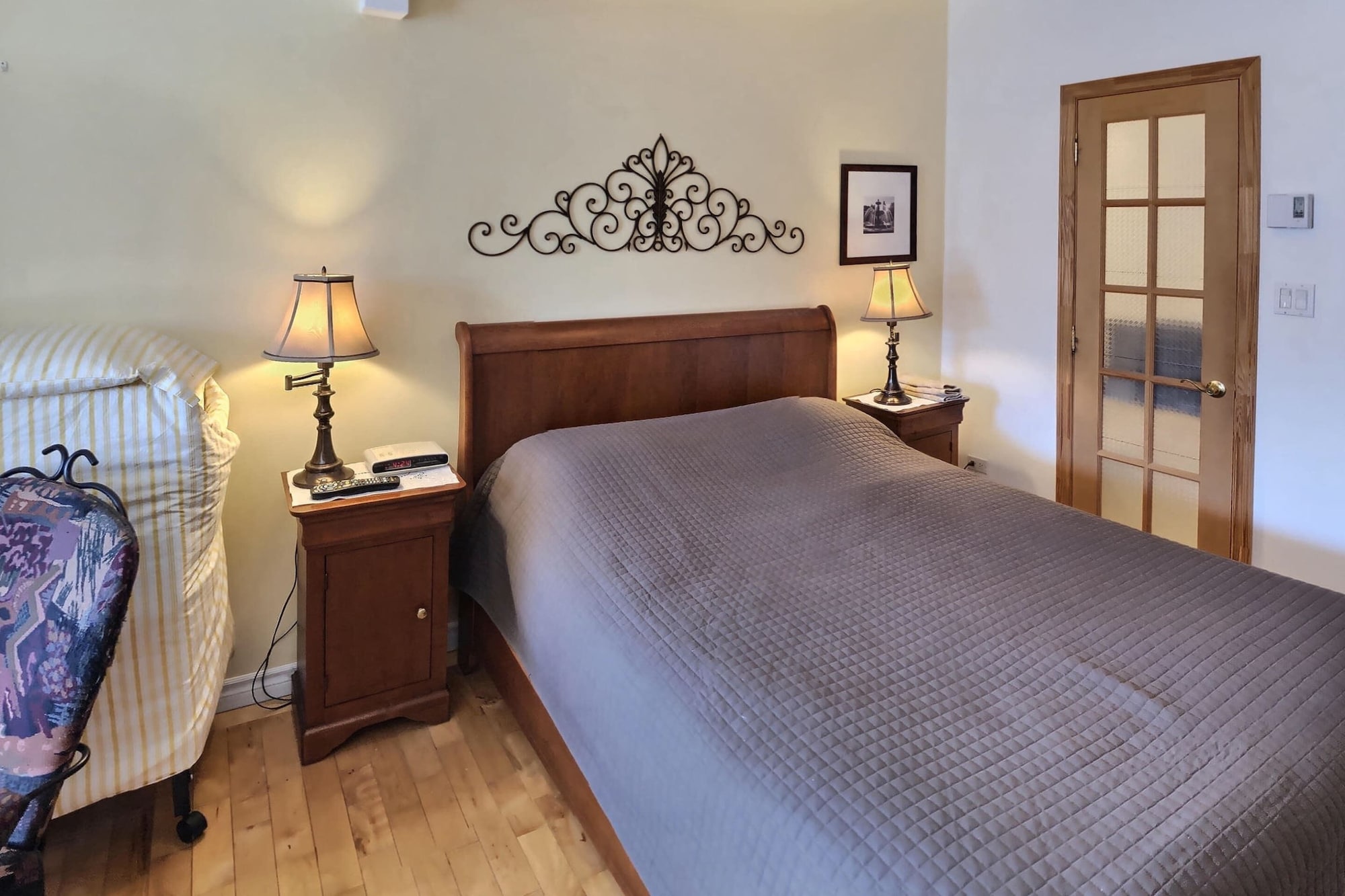 QUEEN BED, PRIVATE BATHROOM