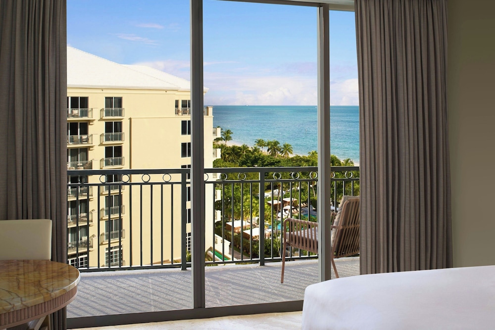 غرفة بسريرين كوين بإطلالة جزئية على البحر، The Ritz Carlton Key Biscayne 2/5