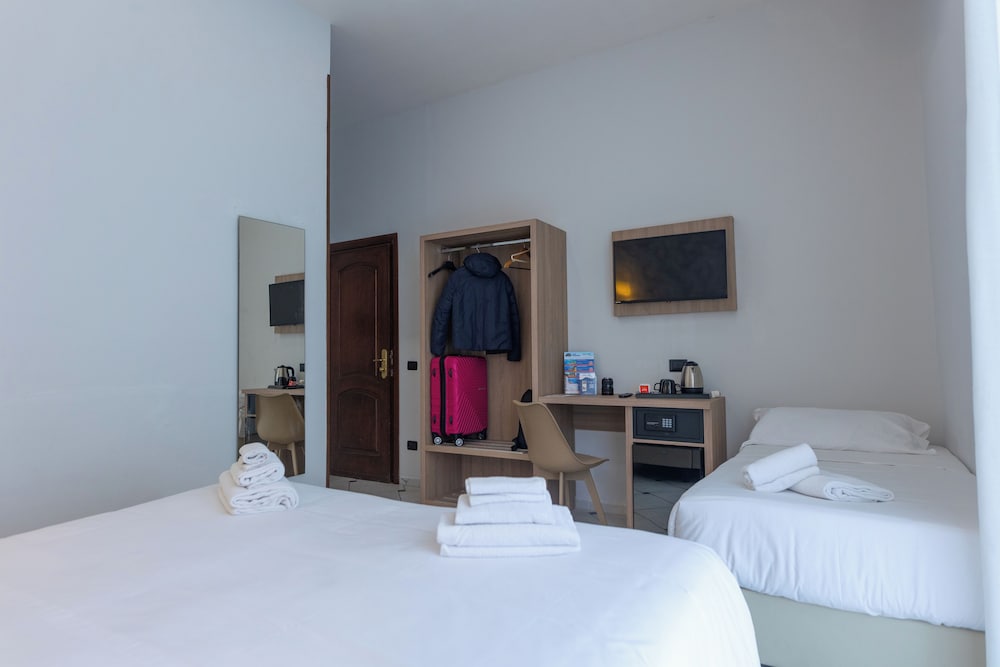 Garibaldi Hotel 12/48