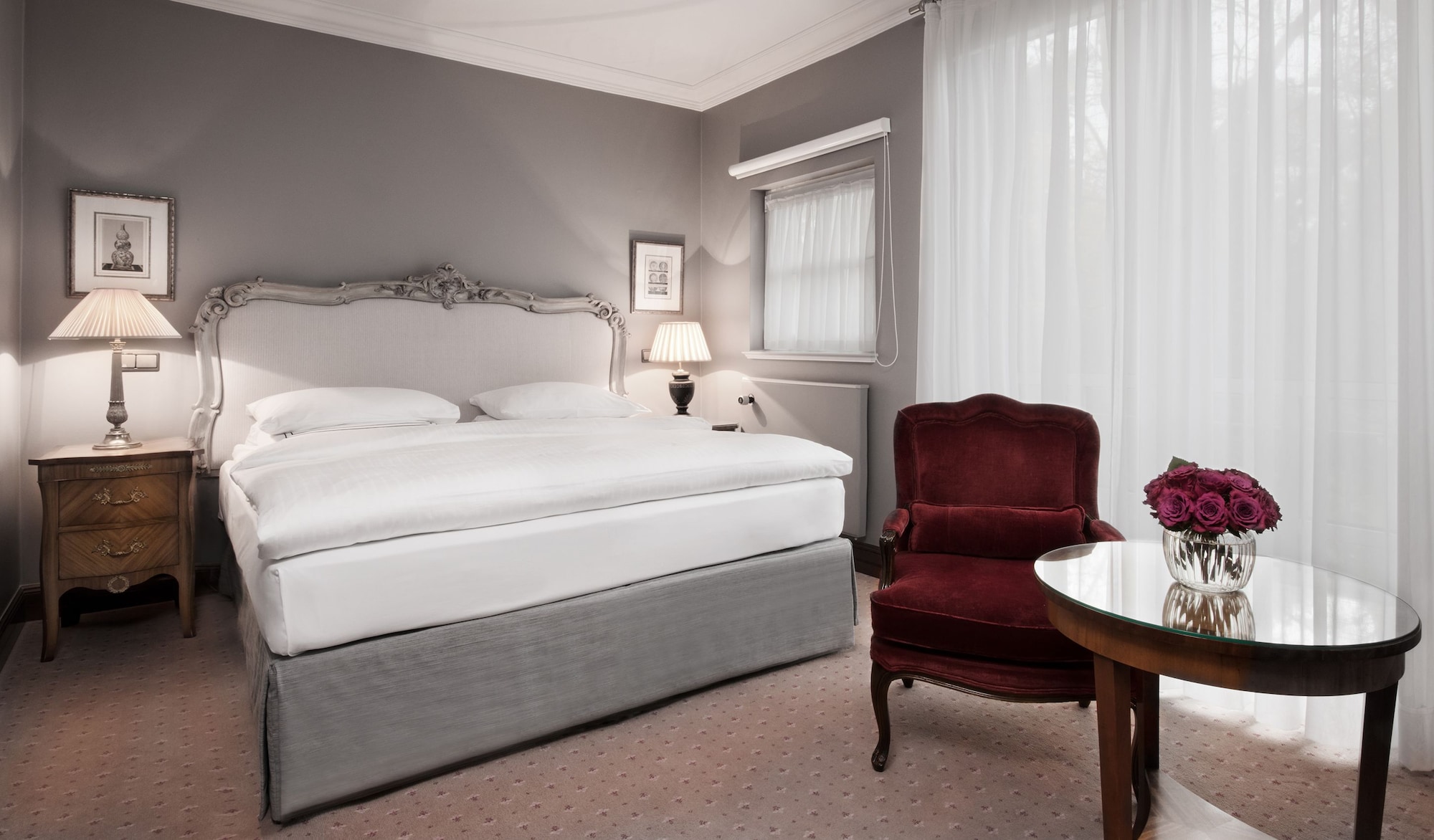 DELUXE, KING BED