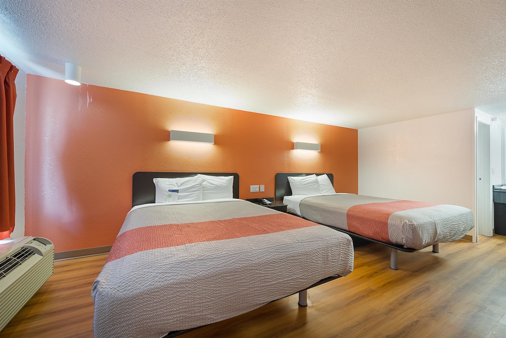 Motel6 Hamburg, NY 12/44