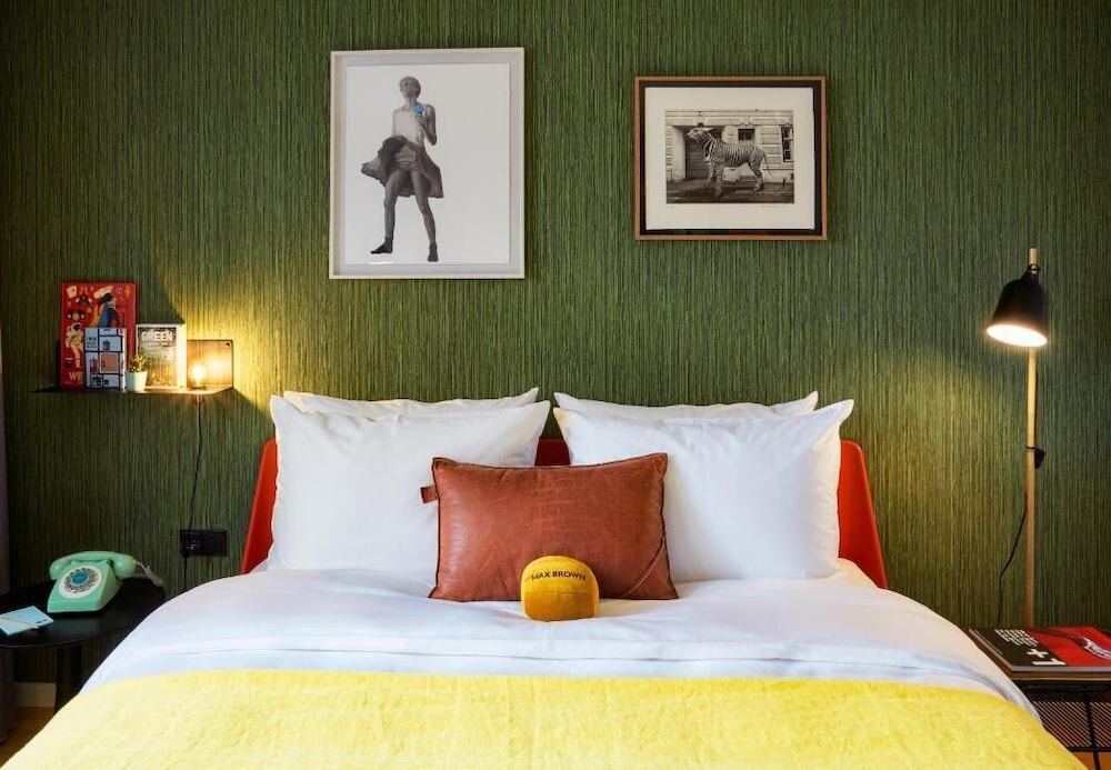 ROOM, SMALL