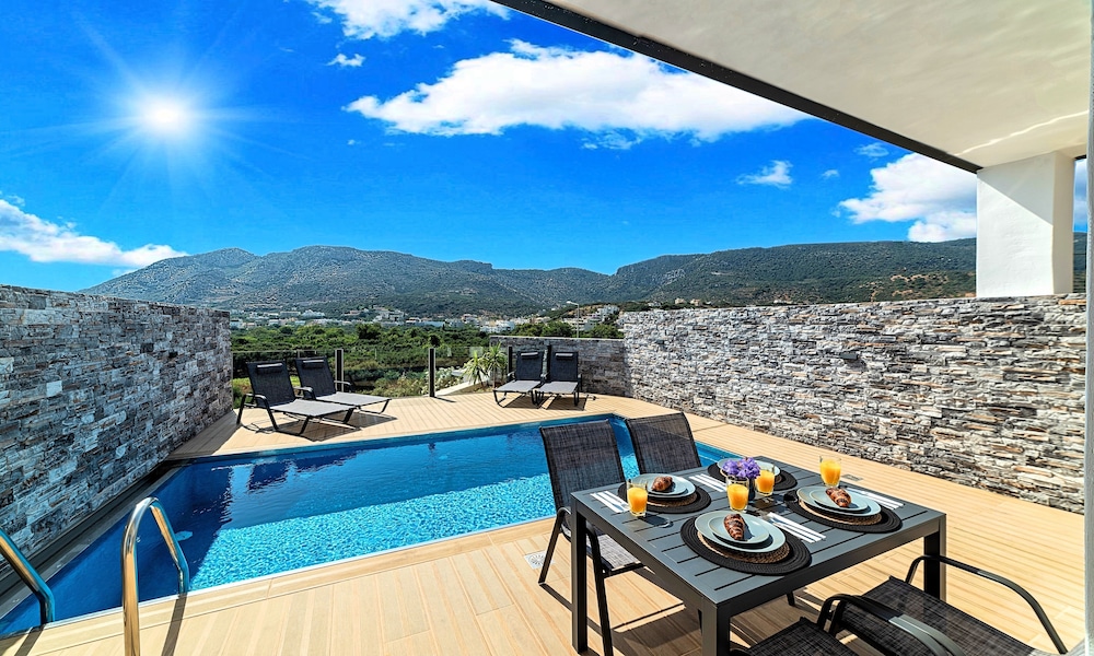 Aelia Suites 51/63