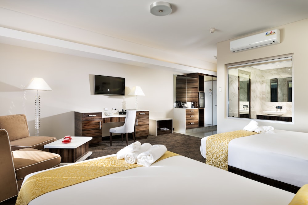 Swan River Hotel 24/56