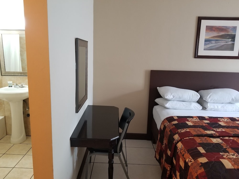 Parkway Inn Airport Motel 29/56
