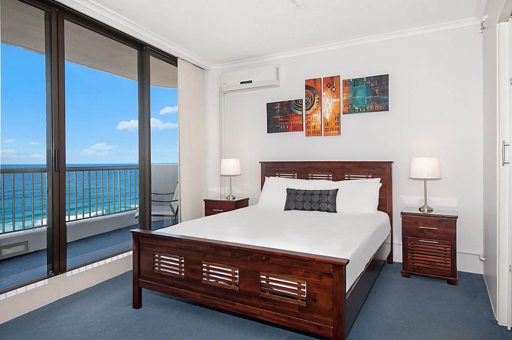 Surfers International Apartments 9/35