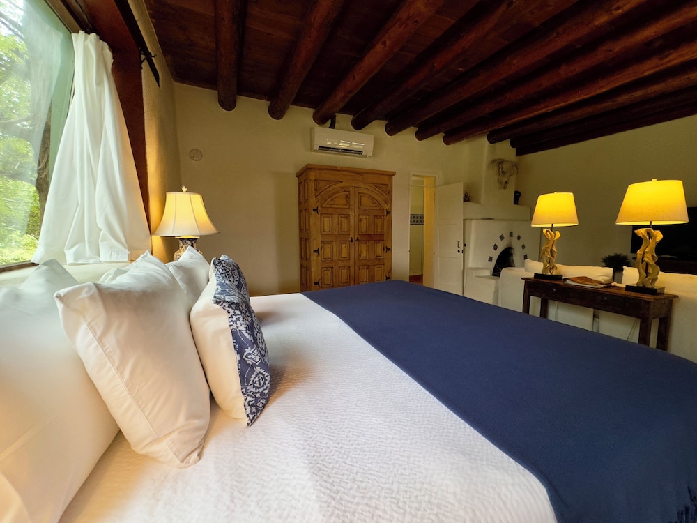 جناح ديلوكس بسرير كينج يُسمح فيها بالحيوانات الأليفة، Old Taos Guesthouse Bed and Breakfast 2/4