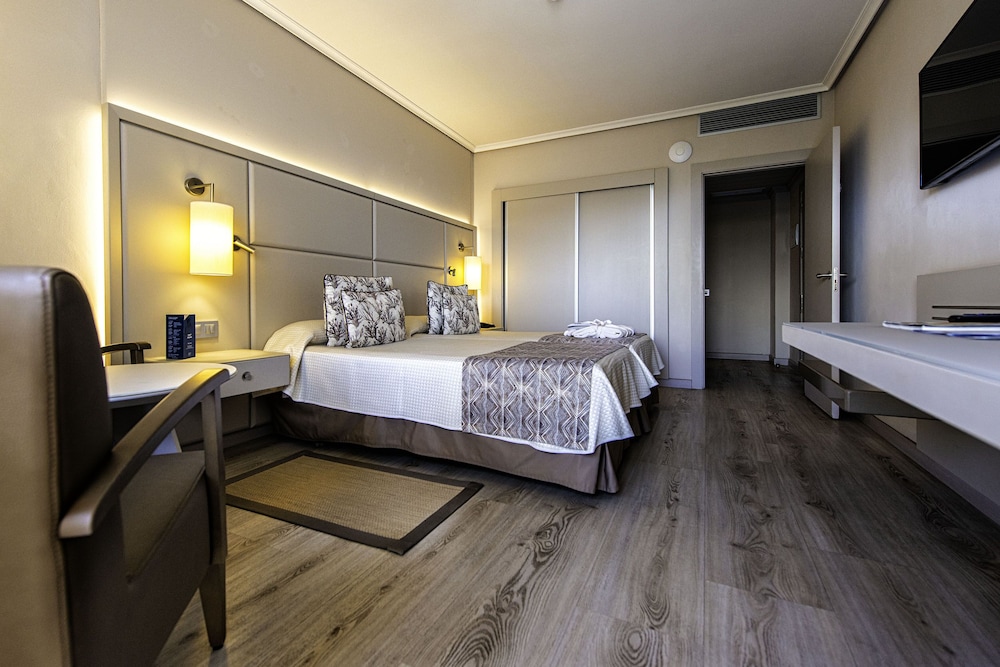 Room, 3 Beds, Pool or Sea View, Balcony