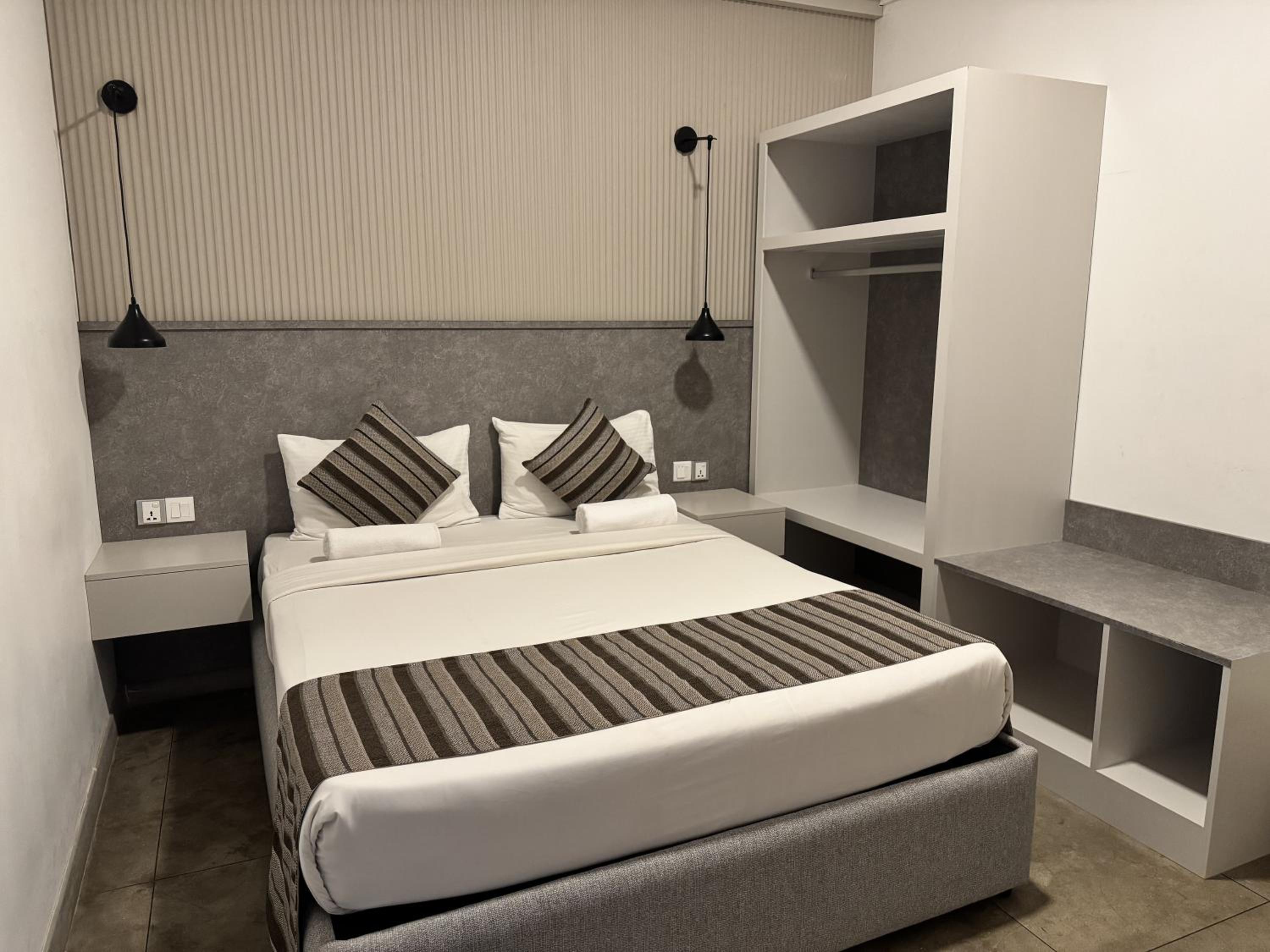 Room, Queen Bed, Shared Bathroom, Laundry