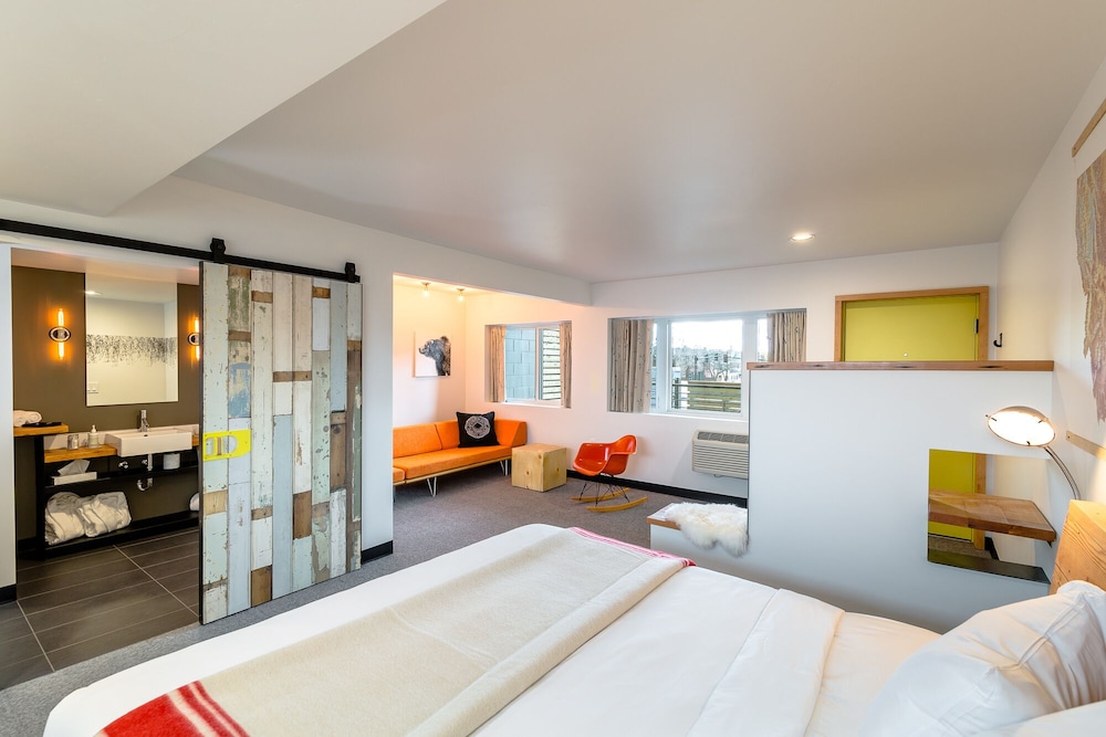 Grand, Avenue, King Bed, Accessible