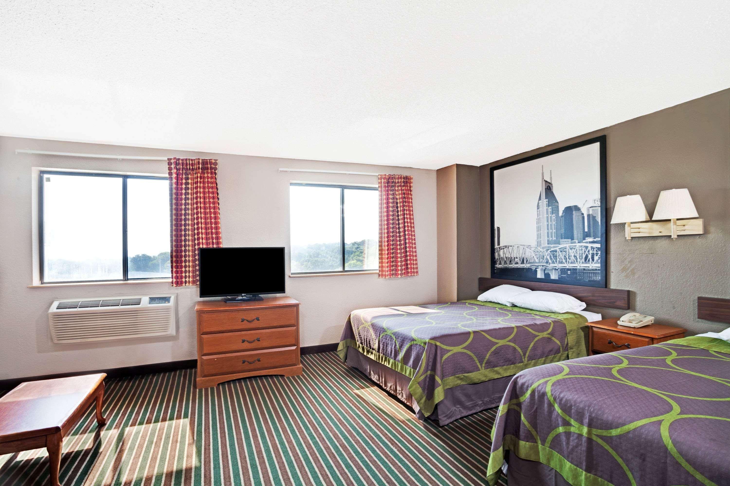 Super 8 By Wyndham Nashville/ Dntn/ Opryland Area 10/25