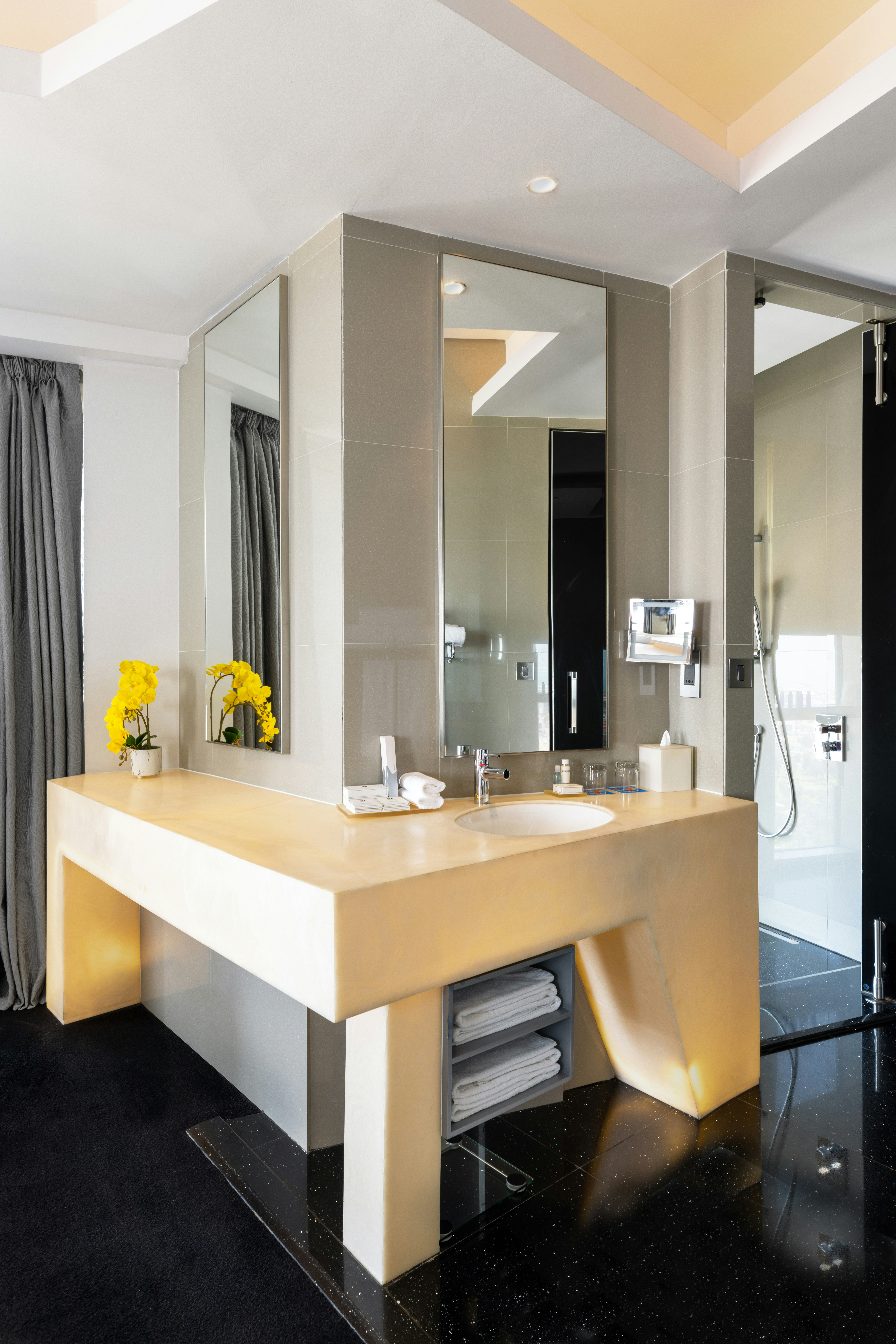 V Hotel Dubai, Curio Collection by Hilton 61/68