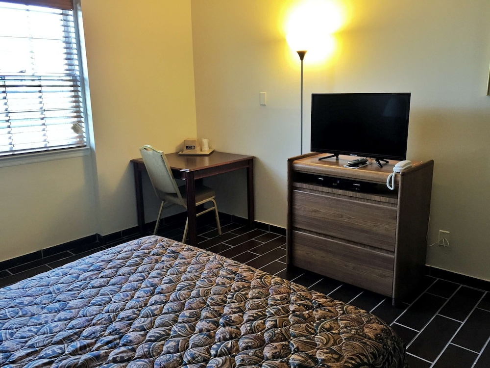 Budget Host East End Hotel In Riverhead 29/38