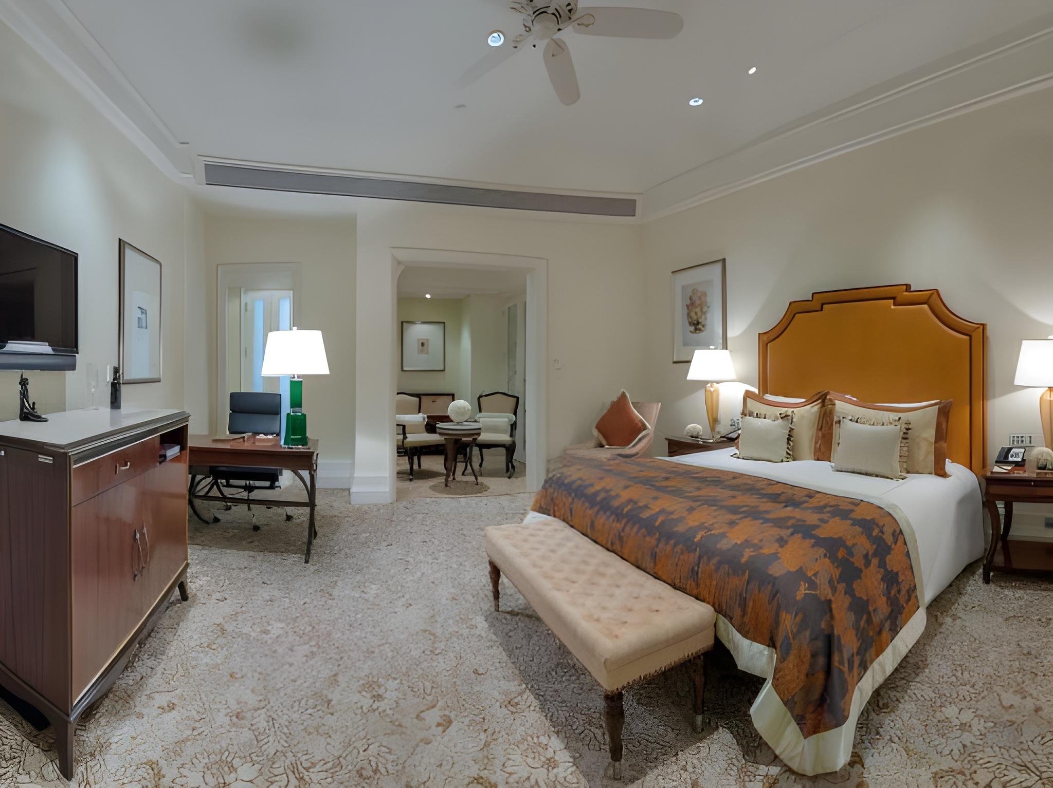 Luxury, King Bed, No Window