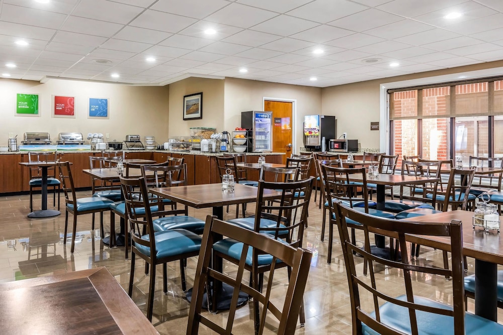 Comfort Inn And Suites Airport American Way 30/42