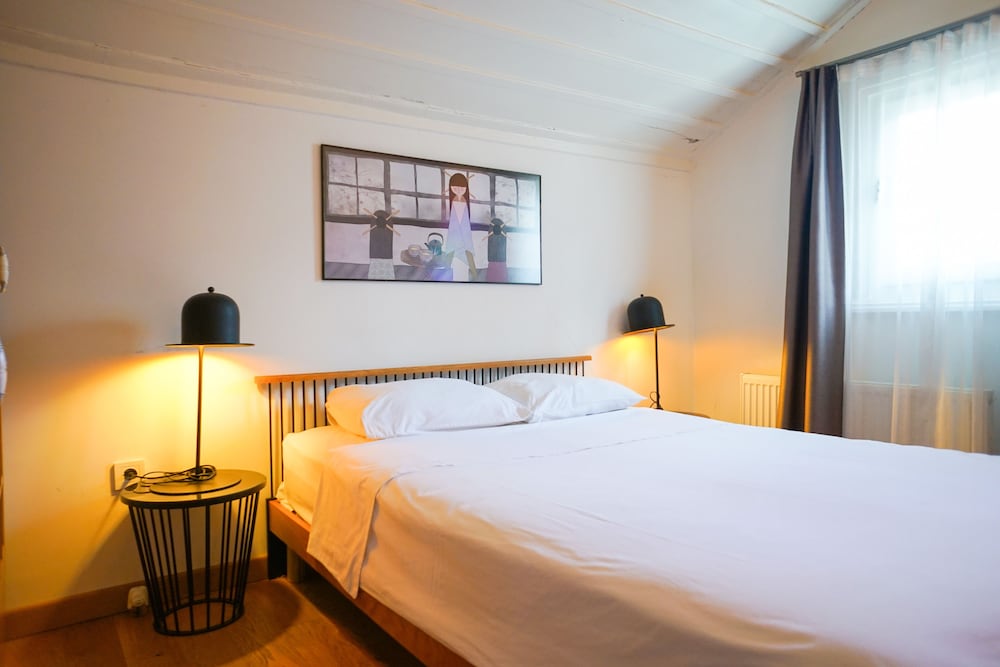 Deluxe, Partial Sea View