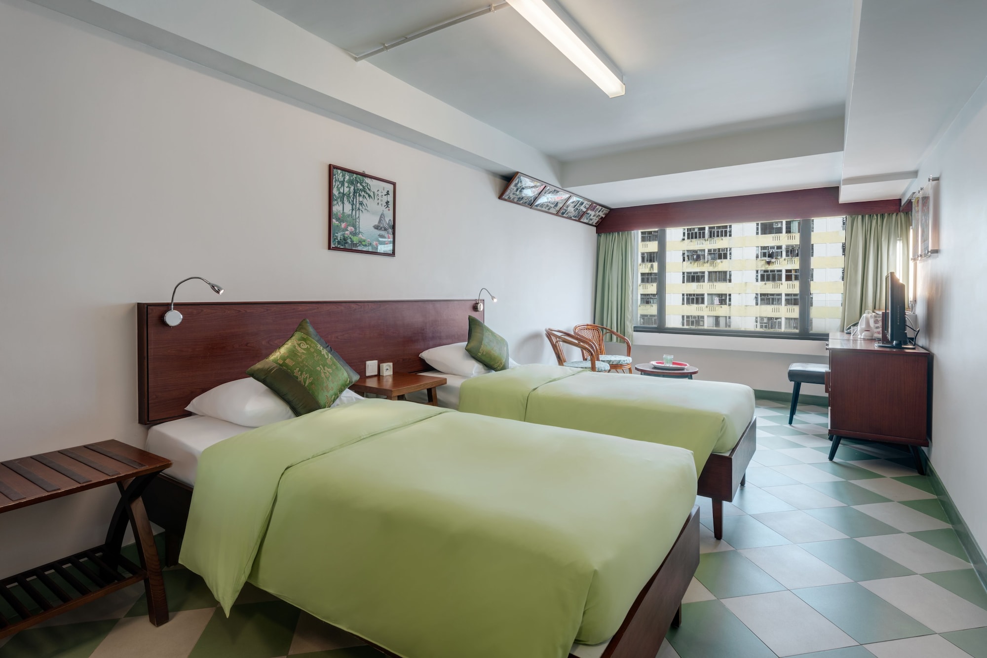 THEME, TWIN BEDS