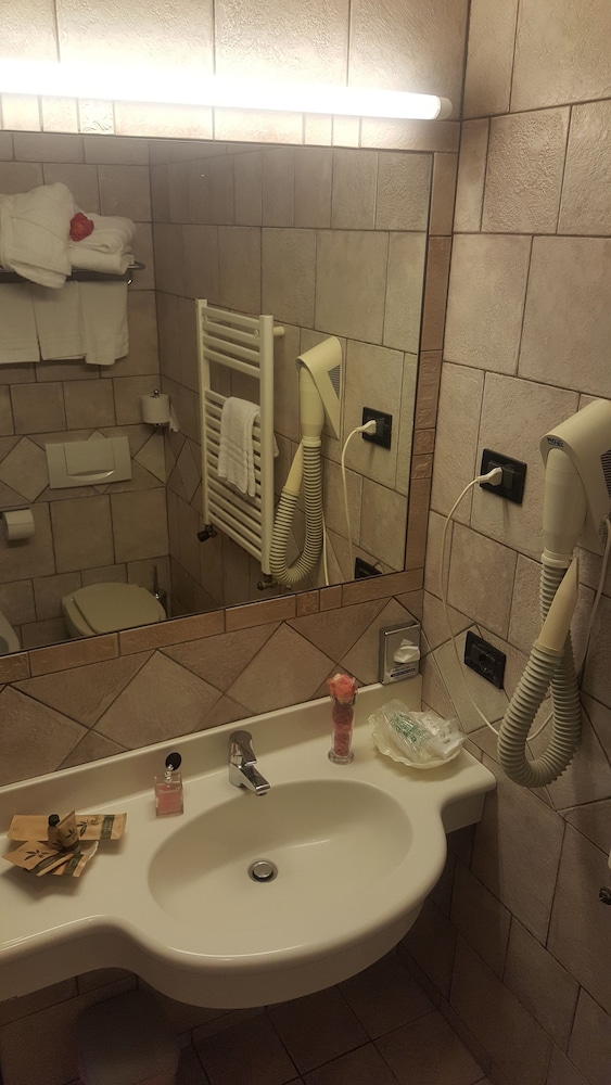 Yachting Hotel Mistral 63/79